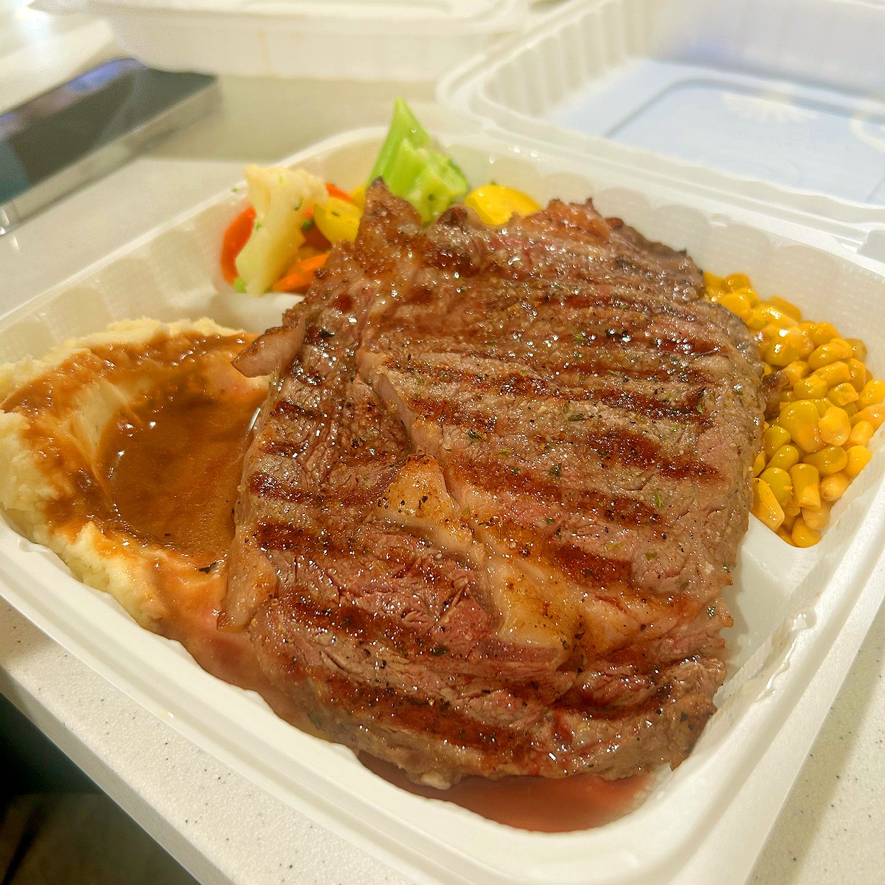 アラモアナにある有名なお店🥩
バナナマン設楽さんお勧めのお店で、弾丸ハワイの番組観て伺いました☺️
マッシュポテトとお肉美味しすぎた💕