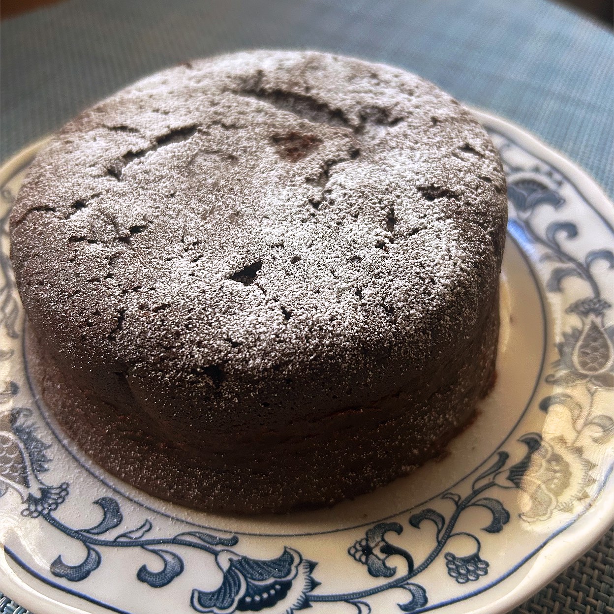 今日はママさんの誕生日!
って事で、12㎝丸型で作ったガトーショコラ。
隠し味にラム酒とラムレーズン♪
昨日作って冷蔵庫に入れておいたんだけど、ミッチリタイプよりふんわりタイプが好みだから蒸籠で1分半蒸してそのまま5分放置。フンワフンワに戻って、チョコのトロける感もあって良き☺️