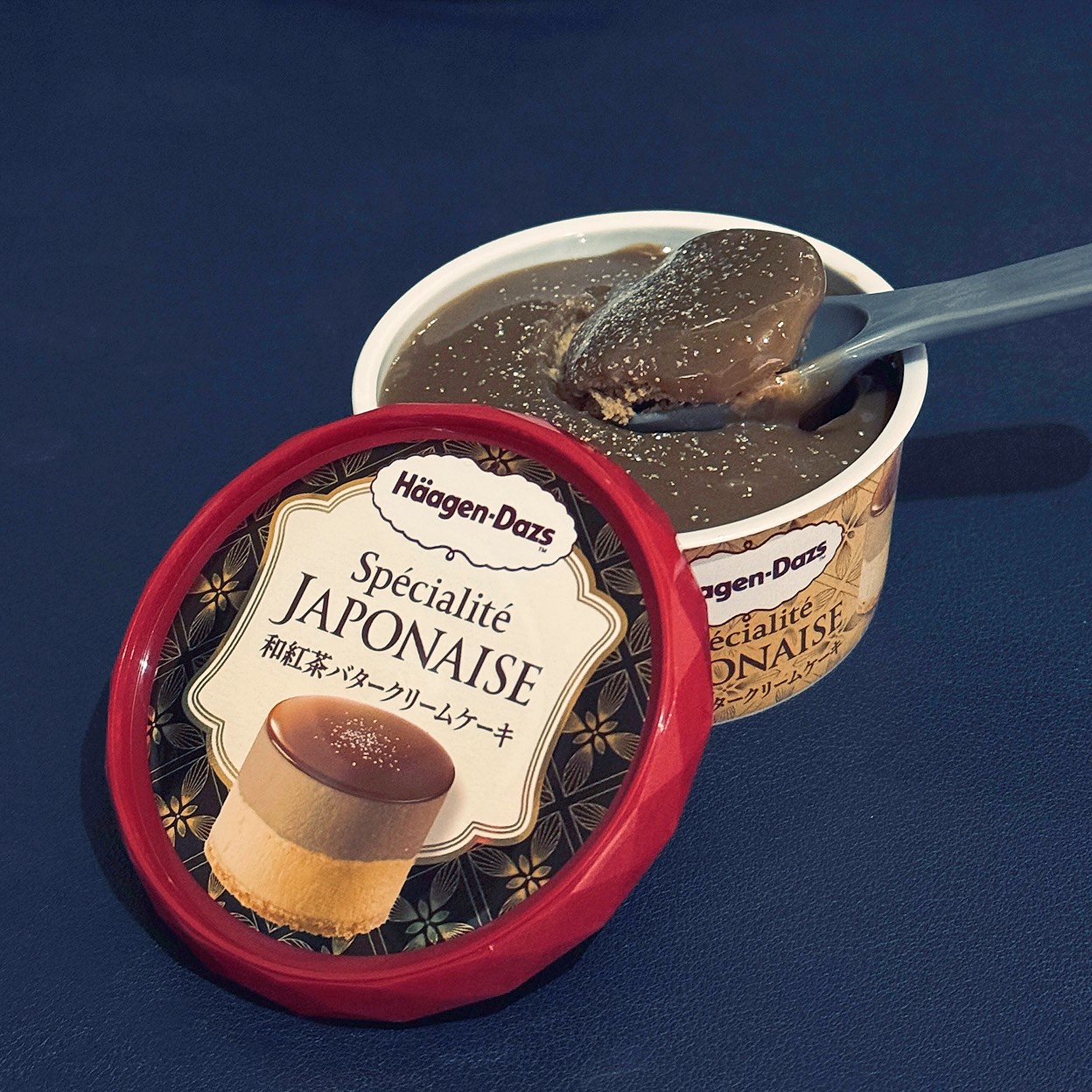 Häagen-Dazs
セブン限定
スペシャリテ ジャポネ
和紅茶バタークリームケーキ
和紅茶の香りがいい感じです。
☆ミルクティー(和紅茶)ソース
☆和紅茶アイスクリーム
☆バタークッキー入りバターアイスクリーム
構造に仕上げになっていてとても豪華です!