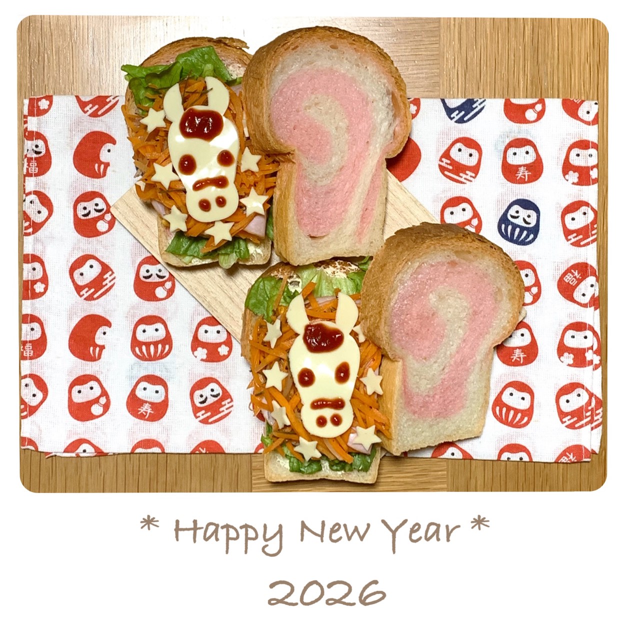 本日の朝ごパン、干支サンド◡̈♡

- ̗̀ 🎍 𝙷𝚊𝚙𝚙𝚢 𝙽𝚎𝚠 𝚈𝚎𝚊𝚛🎍  ̖́-

今年も朝は干支サンドから!!
中身はレタス、たまご1個の小さなチーズオムレツ、ハム、人参サラダ🥕、午チーズ🐴(笑)です。

午...午...午...な、の、か？🐴笑

人参サラダは馬繋がりで♪
昨日せっせと仕込んでおきました!!笑

そしてこちらも毎年恒例紅白うずまきパン!!
今年は柔らかい色合いになりました😊

今年もこんな感じですが、よろしくお願いします💖