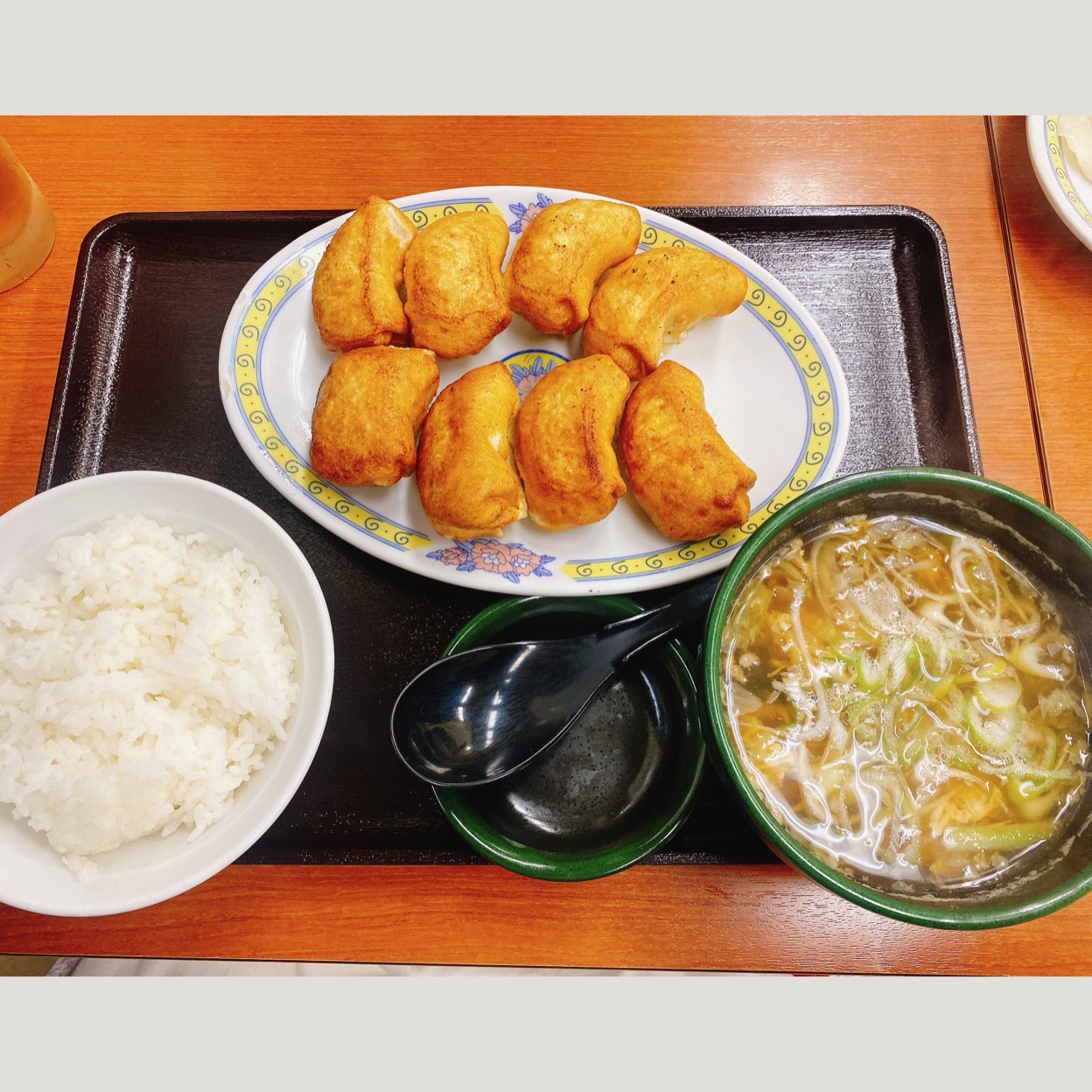 ホワイト 餃子 高島平 店