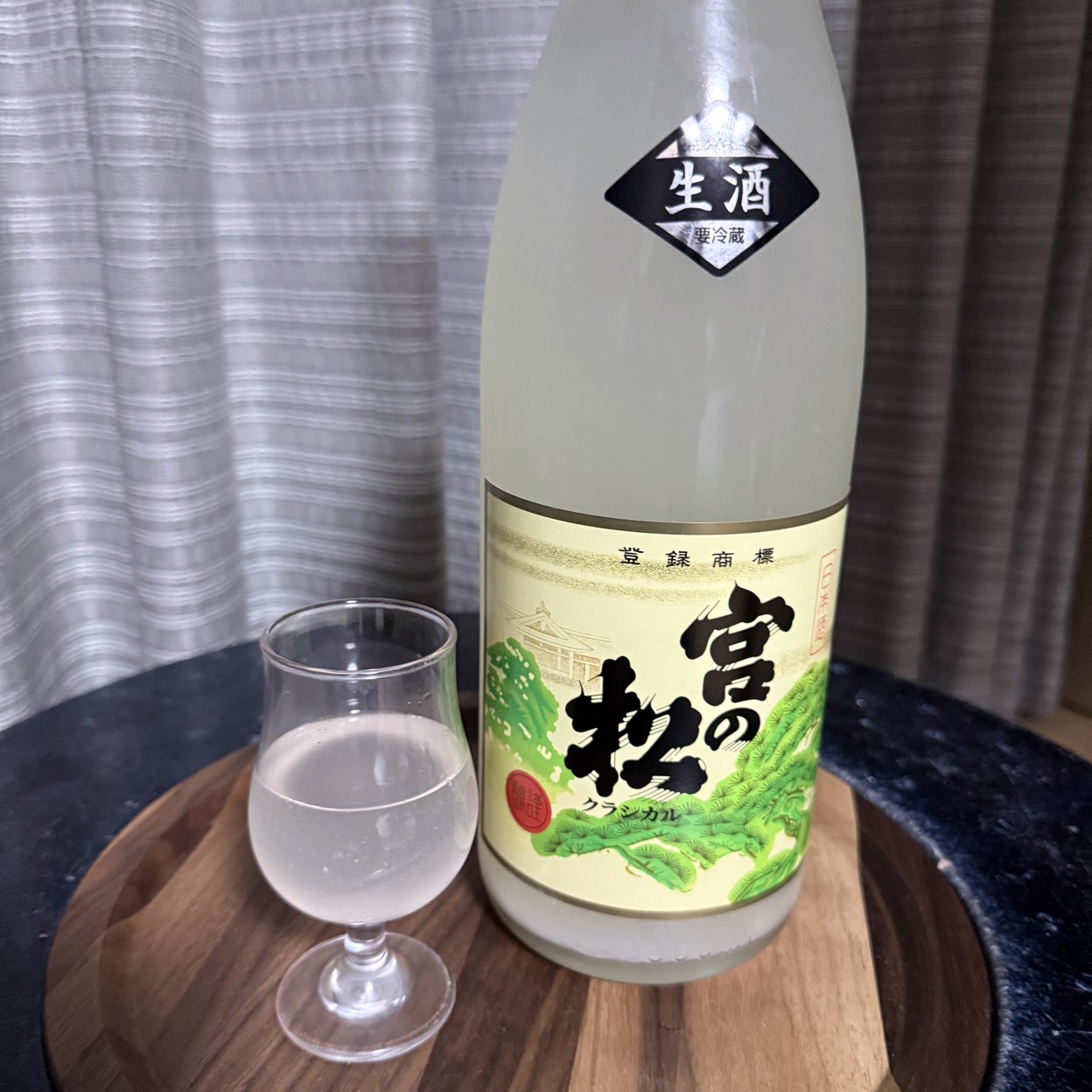 宮の松 クラシカル 澱がらみ 生
佐賀県西松浦郡有田町
松尾酒造場 杜氏:井上満さん
使用米:佐賀県産レイホウ
度数:18度
精米歩合:77%
日本酒度: +13
酸度: 1.7
アミノ酸度: 1.7
酒種:火入
尖った酒質
丸みのあるコクと乳酸感
あと口、ビターテイストな個性派✨✨✨
(飲み過ぎ注意⚠️)