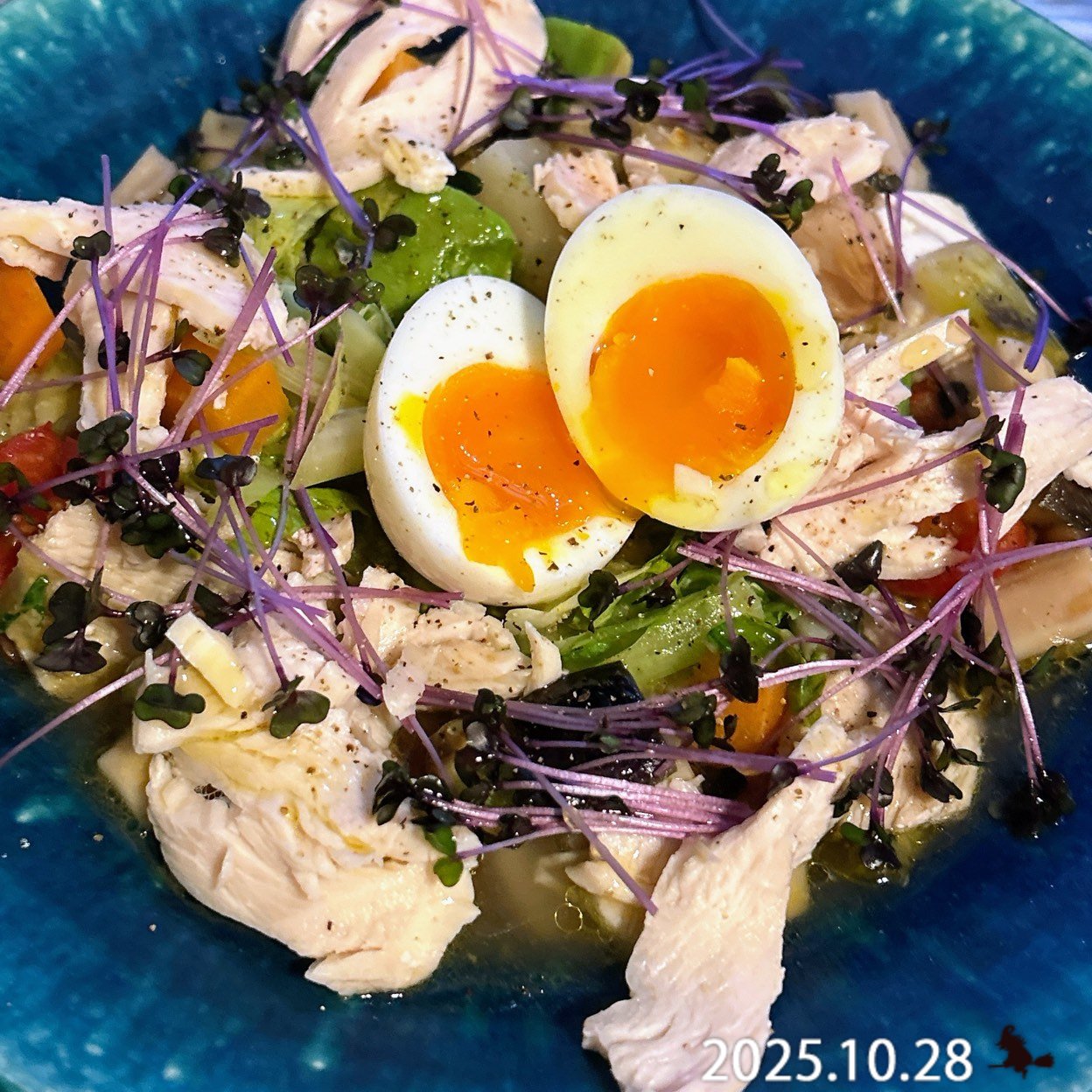 おはようございます\(//∇//)\
昼間は少し暖かく感じましたが、日暮れ後には北風もあり、やはり寒さが勝った昨夜
スープも美味しく感じますね
パワースープ
Zuppa di verdure, pollo, radice di loto, avocado, lattuga romana, carota, patata, tofu, funghi, uovo, pomodorini, lenticchie, germogli
仕上げの赤ワインヴィネガーとオリーブオイルで酸と香りが楽しめます