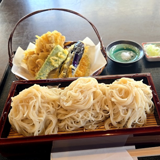 そば様 売り切れ御免！平日限定手打ちそばと天丼のセットがお得な1300円「里山