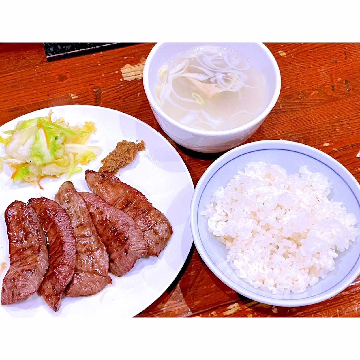 宮城県仙台市に数店舗有る牛タン料理の店、牛たん料理 閣のたん焼き定食のB。
1988年の創業以来変わらない仕込みで、社内では魔法の塩や秘伝の塩などと呼ばれる天然の塩に調味料・香辛料などをブレンドした門外不出の味付けをした牛タン焼きに麦飯とテールスープがセットになった定食。
Aセットは牛タンが4枚、Bセットは5枚入りとなっている。500円しか変わらなかったからBにした。麦飯はお代わりが自由に出来る。塩加減が良くて美味かった。あとトロロもセットに付いていればもっと嬉しかったが。