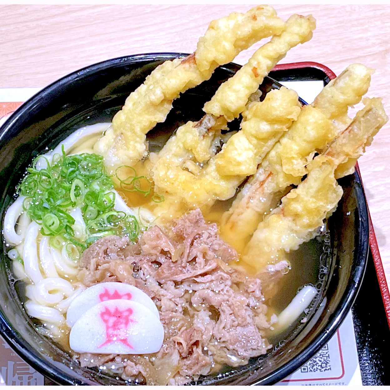 福岡県北九州市が発祥の饂飩のチェーン店、資さんうどんの肉ごぼ天うどんの牛蒡5本入り。鯖や昆布・椎茸などから丁寧に取った出汁に、最高の粉を厳選した資さんうどん専用粉を使用して作られた麺、牛蒡天5本、甘辛く煮た牛肉、資の文字が入ったナルトと葱が入った饂飩でこの店の看板メニューかつ1番人気メニュー。関東にもどんどん店が進出し始めた。9月19日に柏市にオープンしたので行ってみた。2020年9月に鉄道旅行で訪れた際に小倉の魚町店で食べて以来、5年振りに食べた。味は美味かったけど饂飩が柔らかいなぁ。