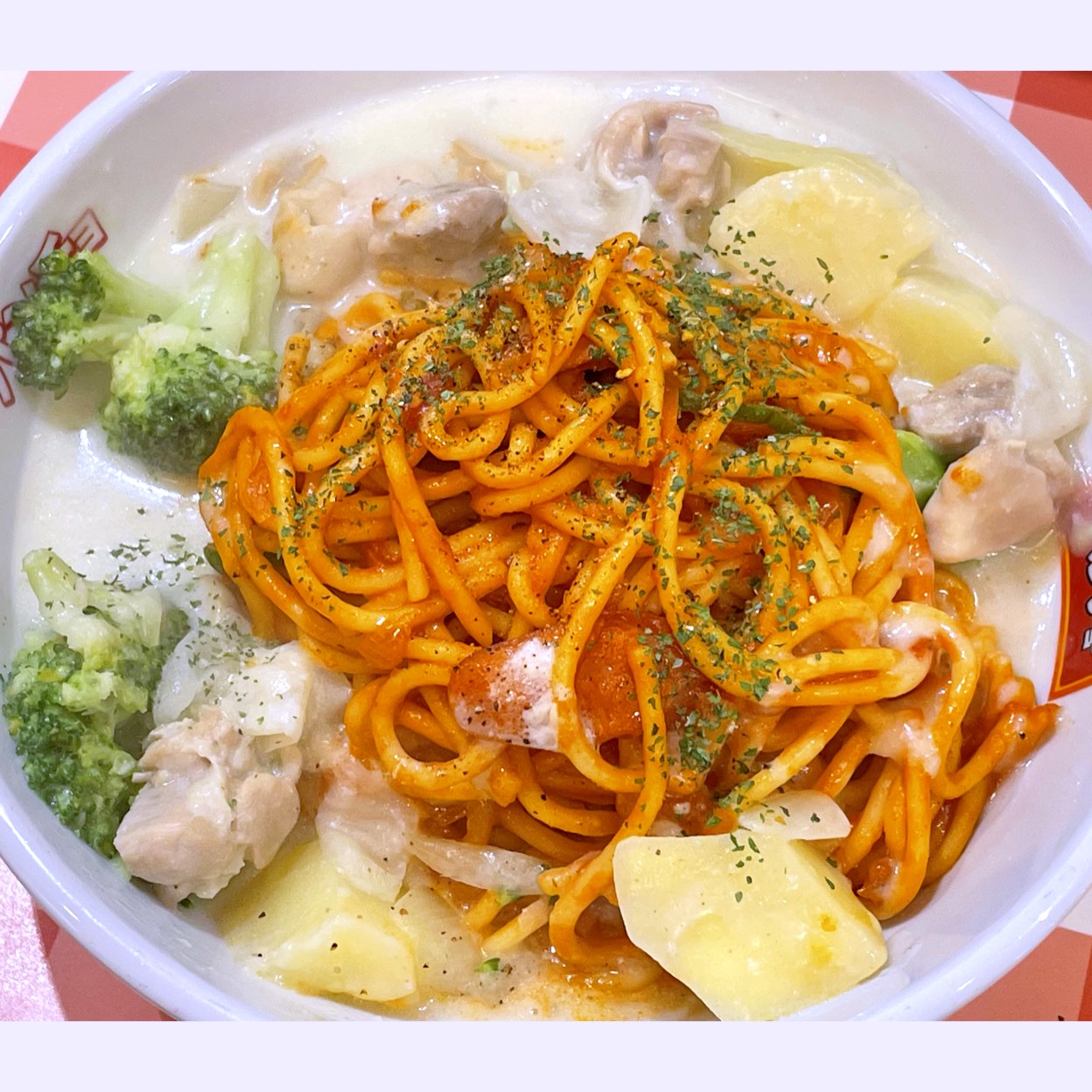 スパゲッティーのチェーン店、スパゲッティーのパンチョの期間限定メニュー、とろけるシチューナポ。ナポリタンとシチューが合わさったスパゲッティー。
