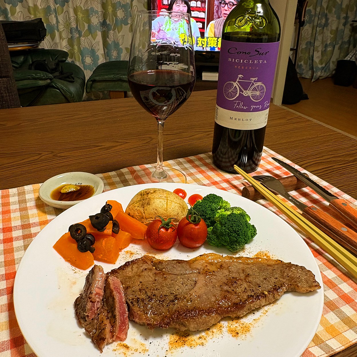 和牛ロース・レア 🥩 & 赤ワイン🍷
ステーキが素敵に焼けました!😸