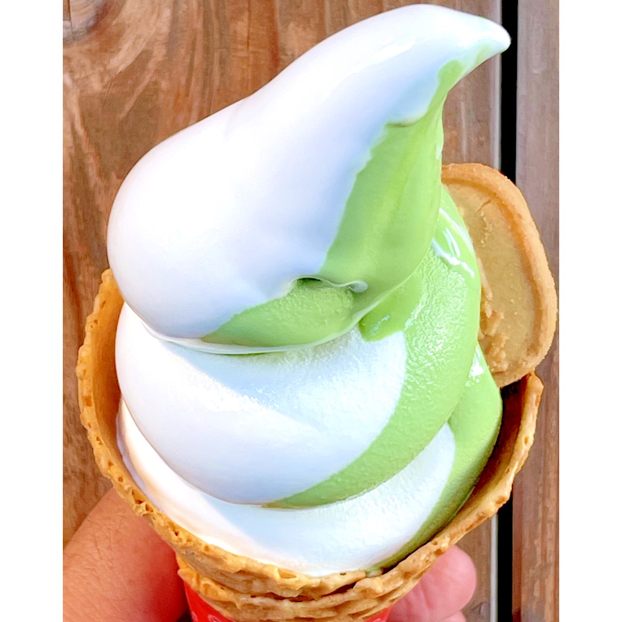 埼玉県羽生市 東北自動車道羽生パーキングエリア上り線の鬼平江戸処内に有るカフェの店、立ち食い処屋台連で購入したもこもこソフトクリームのミックス。抹茶とバニラのミックスにクッキーを添えたソフトクリーム。猛暑の中、東武鉄道の羽生駅から5.7kmを約1時間10分歩いたんで、ひんやりとしたソフトクリームが食べたくなった。味は普通かな。