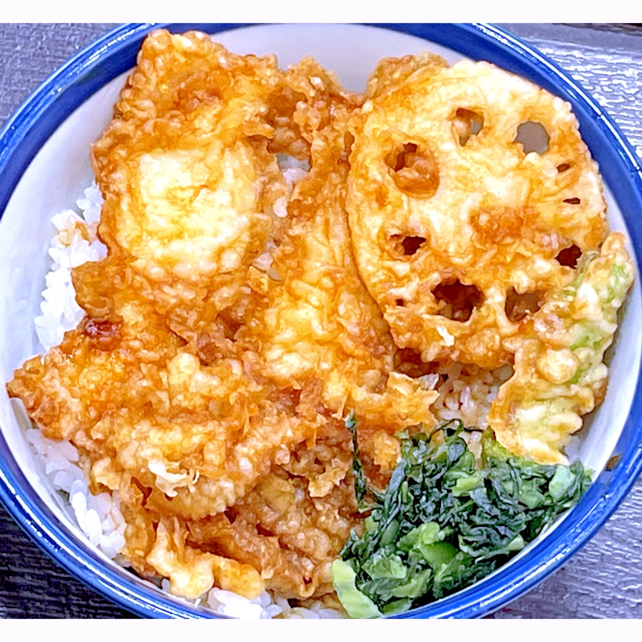 天ぷらと天丼のチェーン店、天丼てんやの期間限定メニュー、たれづけいかづくし天丼。てんやオリジナルの甘辛タレに漬けた烏賊2本、烏賊ゲソ、蓮根、獅子唐の天ぷらと広島菜が乗った天丼。他の期間限定メニューに比べると物足りないが、烏賊2種類が味わえるし、口直し用に広島菜が添えられているのが良い。味は美味かった。以前投稿した藪そばセットの冷たい小さい蕎麦と一緒に食べた。