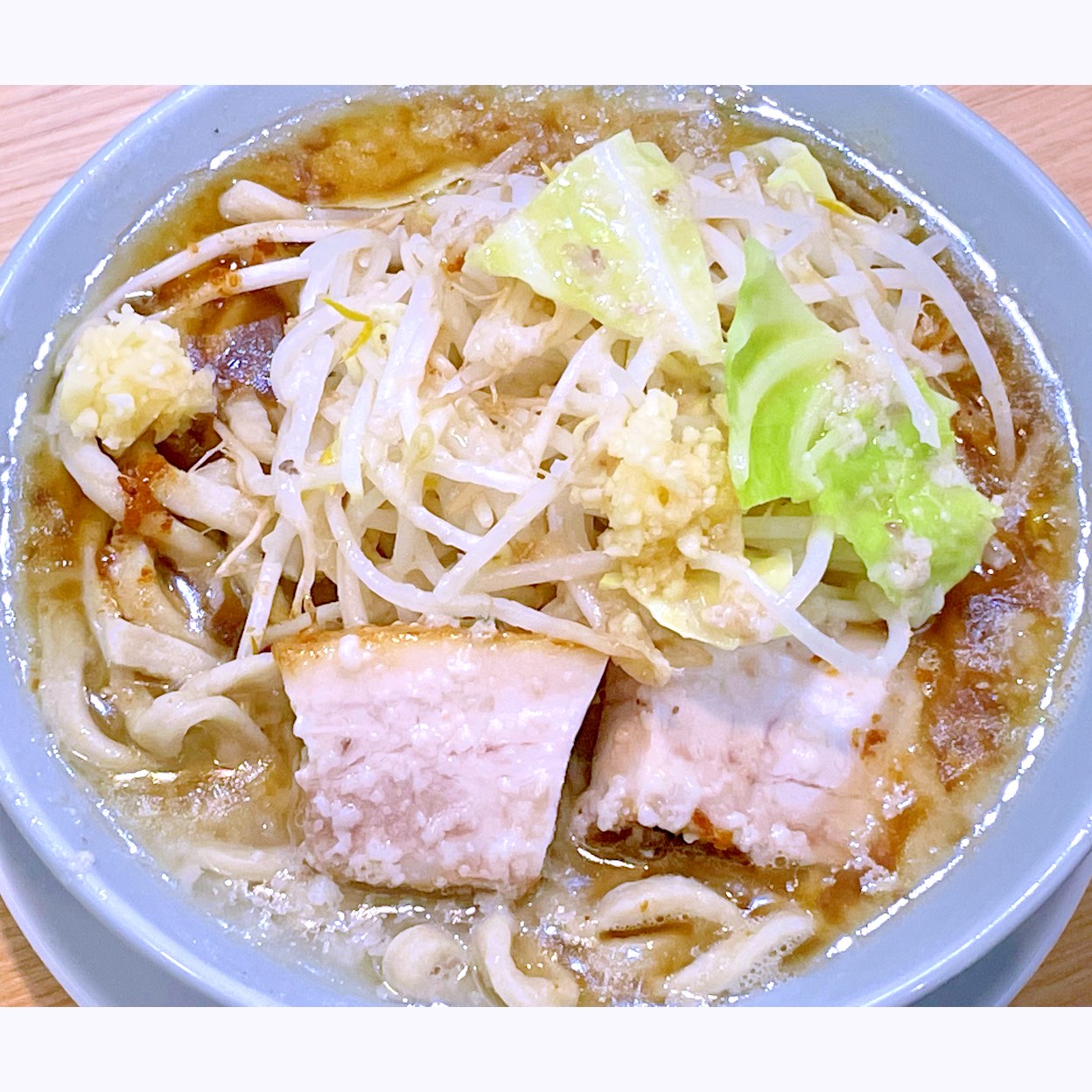 神奈川県と静岡県に有るラーメンの店、らぁめん大山のエビースター大麺。桜海老のオイルを加えた塩味のスープに、自家製麺の太麺、たっぷりの桜海老、チャーシュー、キャベツ、モヤシと生姜を加えたラーメン。ニンニクを入れるか入れないかを店員から聞かれる。折角なんで入れて貰う事に。まるで二郎系ラーメンに近いラーメンであった。麺はラーメンと言うよりは手打ちの蕎麦に近かった。アッサリとした塩味に濃厚な海老の味とコクが堪らなかった。