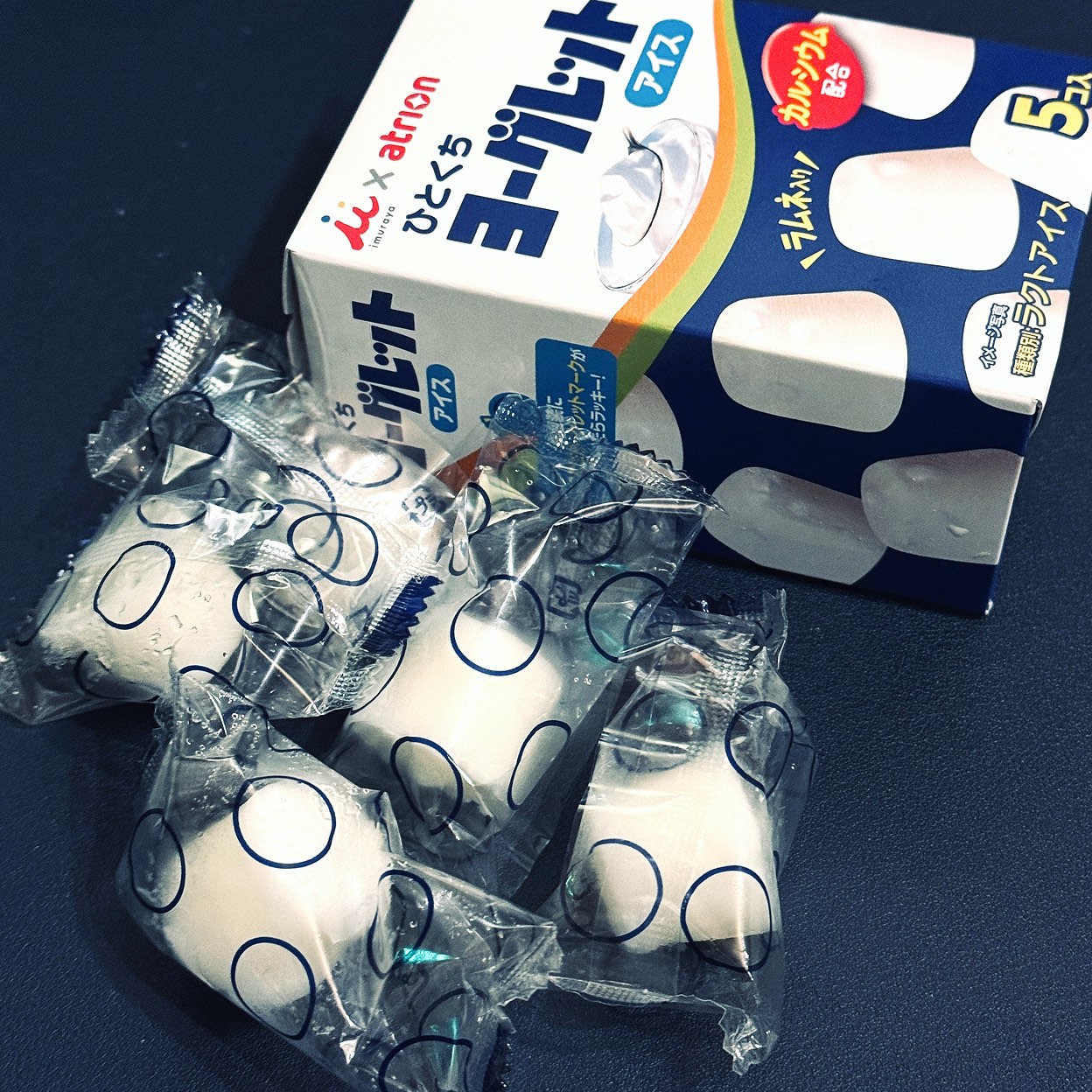 imuraya × atrion
ひとくちヨーグレットアイス🍨

ラムネ入り　カルシウム配合

ヨーグレットをイメージした、
甘酸っぱい味と食感が楽しめるアイスに
仕上がってますʕ•ᴥ•ʔ

LAWSON限定販売です♪