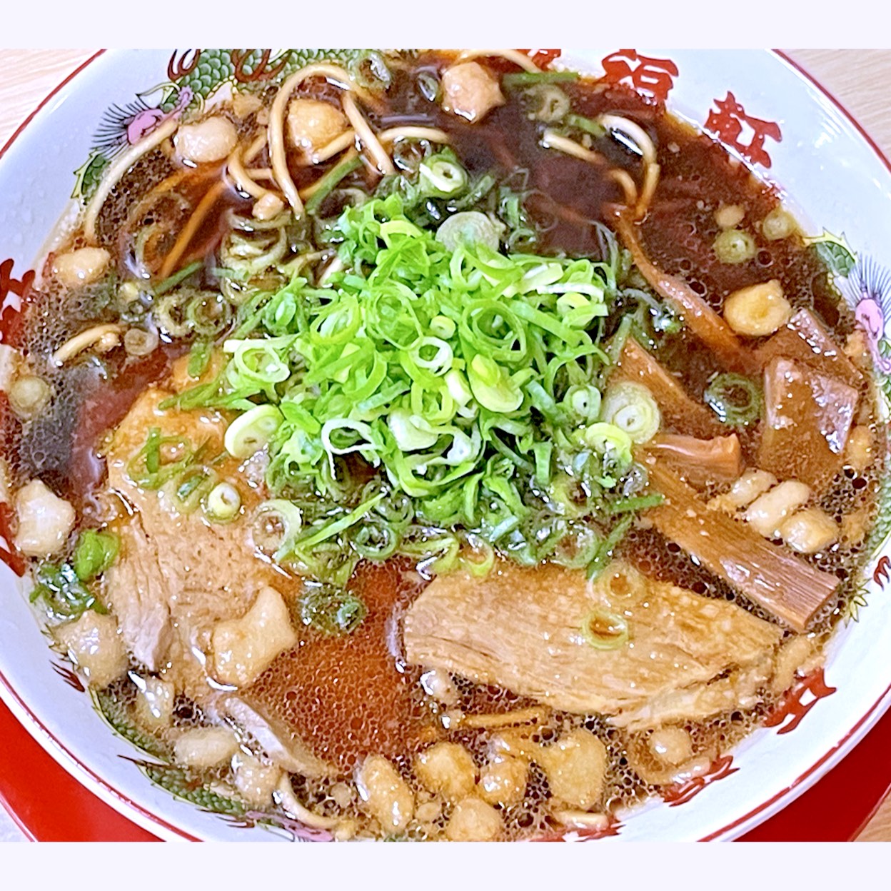 関東に数店舗有る京都系ラーメンの店、東京背脂黒醤油ラーメン 伍福軒の背脂黒醤油ラーメン。豚、椎茸と背脂の旨味が詰まった黒醤油スープに、細めのストレート麺、たっぷり入った背脂、チャーシュー、メンマと葱を乗せた黒醤油ラーメンで、この店の看板メニュー。醤油の味が効いているが、アッサリとした味わい。味は美味いが、自分としては京都ラーメン発祥の新福菜館や秋田県が本場の末廣ラーメン本舗の方が好きやな。背脂はそこ迄必要無いと思う。天下一品川崎店が閉店した後にオープンしたので行ってみた。
