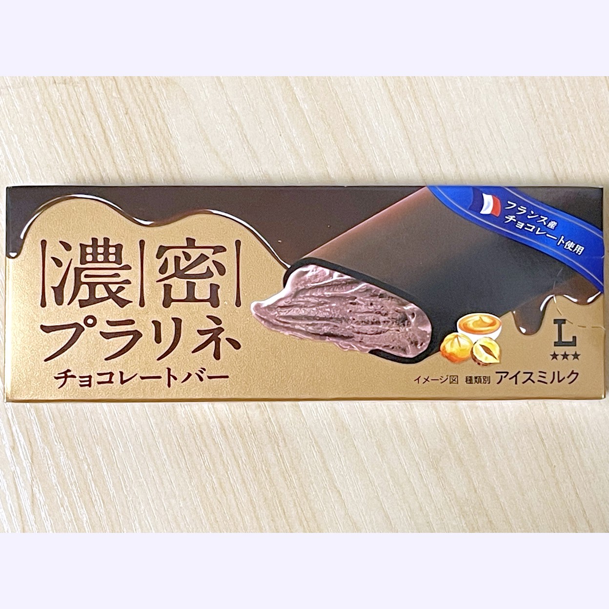 ローソンで購入したアイスクリーム、ロッテの濃密プラリネチョコレートバー。