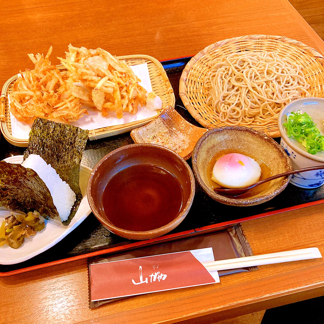 山 が や