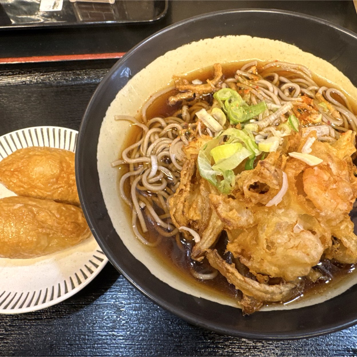 海老かき揚げそばといなり2個