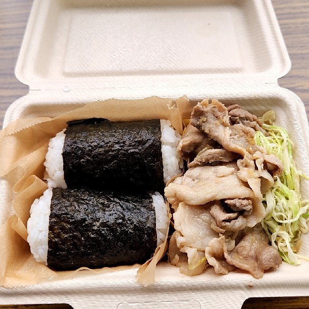 本日のお弁当

レンチンご飯全部入れたら生姜焼きのスペースが小さく…
あっという間に食べ終わってしまった