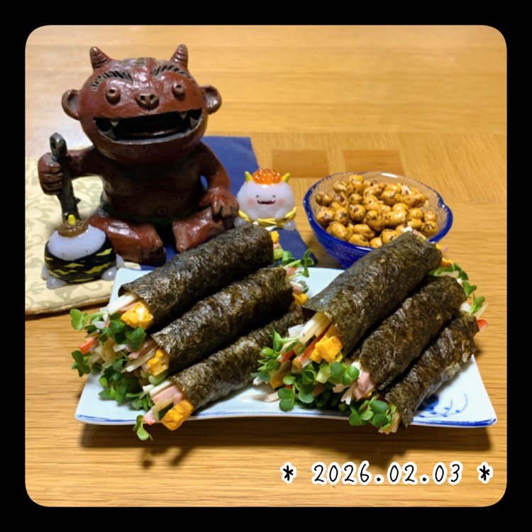 2026年節分、ミニ恵方巻き◡̈♡

2度目の投稿です◎

本日2月3日節分ということで、今年も2口程で食べられちゃうミニ恵方巻き作りました✨

具はきゅうり、魚肉ソーセージ、玉子焼き、ごぼうの醤油漬け、さけるチーズ、カニカマ、かいわれ大根の7種類です。
毎年7福にかけて7種類にしています。

いつもなら人参のナムルを入れていますが、今年はごぼうの醤油漬けを代わりに入れています。

しかし海苔がいいなのではなかったので何とかまとめましたが破れる破れる💦
大変でした💦

そして疲れたー😵💦