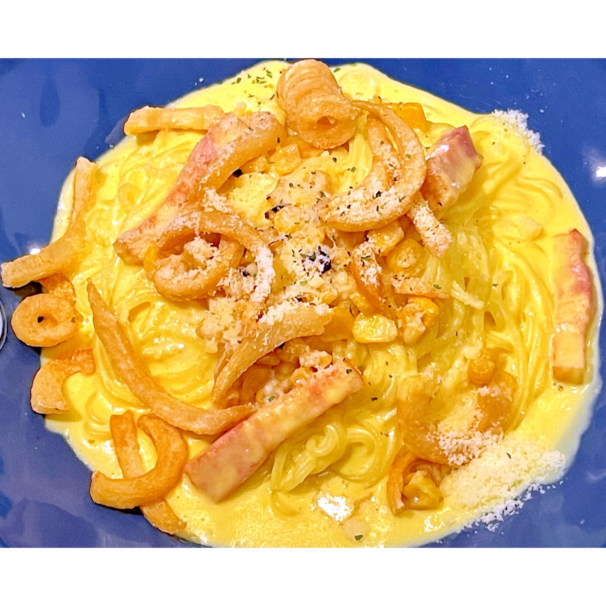 神奈川県と東京都に有るパスタの専門店、パスタの日の焦がしバター醤油の焼コーンクリームパスタ。香ばしく濃厚に仕上げたコーンクリームに焼コーン、ベーコンとカーリーポテトを乗せたパスタ。コーンの濃厚な旨味は良かったが、量が余り多くないのが残念。