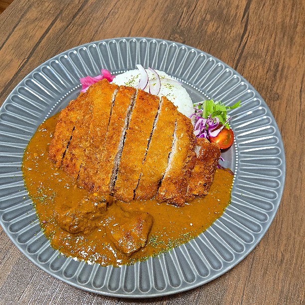 唐人町駅から歩いて10分ほど、住宅地を通って到着したアパートの一階にあるspice curry gran。カツカレー頂きました。スパイシーでいて野菜の甘さも感じる美味しいカレーでした(。•̀ᴗ-)✧