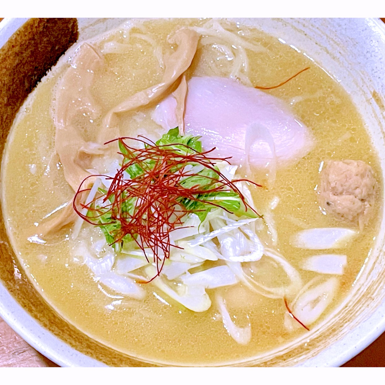 東京都と海外数カ国に有るラーメンの店、濃厚鶏そば 麺屋武一の濃厚鶏白湯そば。新鮮な鶏をドロドロになるまで煮込み 完成したコラーゲンたっぷりの超濃厚鶏白湯スープの中に、細麺、新鮮な国産鶏むね肉に真空低温調理を施した鶏チャーシュー、姉妹店の焼鳥店で大人気メニューのつくねレシピをベースに鶏そば用に作った鶏つくね、葱、メンマと唐辛子を入れた鶏白湯ラーメンでこの店の看板メニュー。スープがとても濃厚で美味かった。元々川崎で食べる予定であったが、既に閉店してしまったので、新橋の本店迄行ってみた。