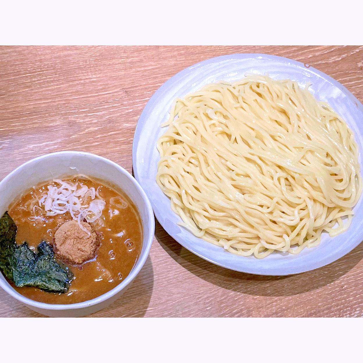 東京都と神奈川県に有るつけ麺とラーメンの店、風雲児のつけめん。国産の丸鶏、鶏ガラ、昆布、鰹節、潤目鰯などを丁寧に8時間抽出した鶏白湯を6時間かけて濾して1日かけて熟成させ、チャーシュー、ナルト、葱、海苔と魚粉を入れたスープと国産小麦の香りが香ばしい中太のストレート麺がセットになっており、この店のノーマルなつけ麺。1番のオススメは得製つけめんやが、半熟卵入りやから普通のにした。残ったスープはスープ割りにして貰える。魚介の濃厚な旨味と麺のモチモチ感が堪らない。