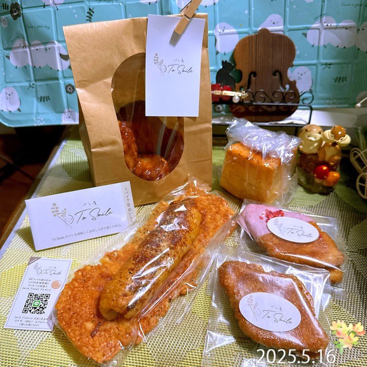 もうひとつパン活。
1週間毎日、日替わりで催事出店期間中だったので前から気になってた渦巻のクロワッサンが看板商品の伏見のパン屋さん買ってみました。
🌭パリソー
パリパリのチーズとソーセージの意味と思われる
🥐クロワッサンカヌレ
🍮プリンブリオッシュ
🥐クロワッサンのお菓子、いちごチョコとプレーン
パン系は食べて、なかなか美味しかったです。