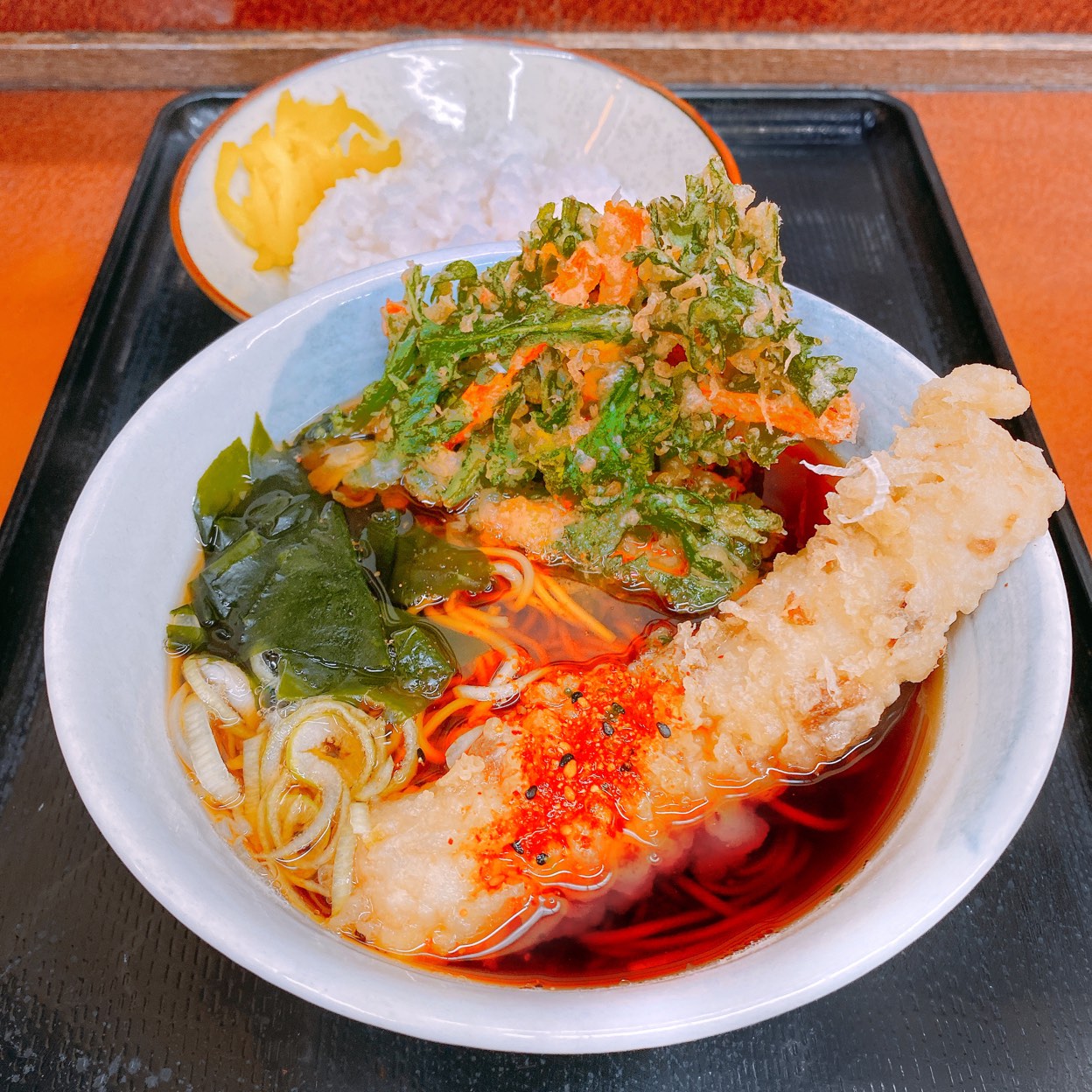 ◆春菊天そば 530円
◆ちくわ天(単品) 130円
◆半ライス 150円
※税込

秋葉原駅からほど近いここもお気に入りの立ち食い蕎麦店です。
麺もつゆも美味しいし、天ぷらの衣の甘さが特に気に入っています。
ちくわ天、大きいです。これで130円は嬉しい♫
Suica使えます。