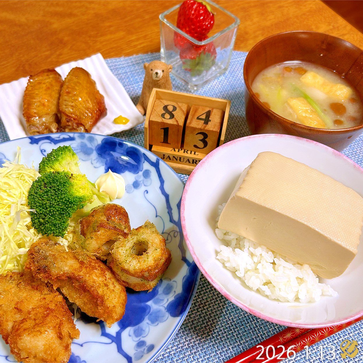 ❁カキフライ&ちくわの磯辺揚げ
❁煮手羽のグリル焼き
❁とうめし
❁なめことねぎのみそ汁
❁いちご
今日のメインはとうめし!前回のおでんの後に豆腐を入れて何度も煮ては冷ましてをくり返した代物♪
手羽はこのとうめしの出汁にと一緒に煮て、取り出して周りを軽く乾燥させて焼いたもの!副産物だけど旨し😋
なんか今日の食卓茶色い⤵︎