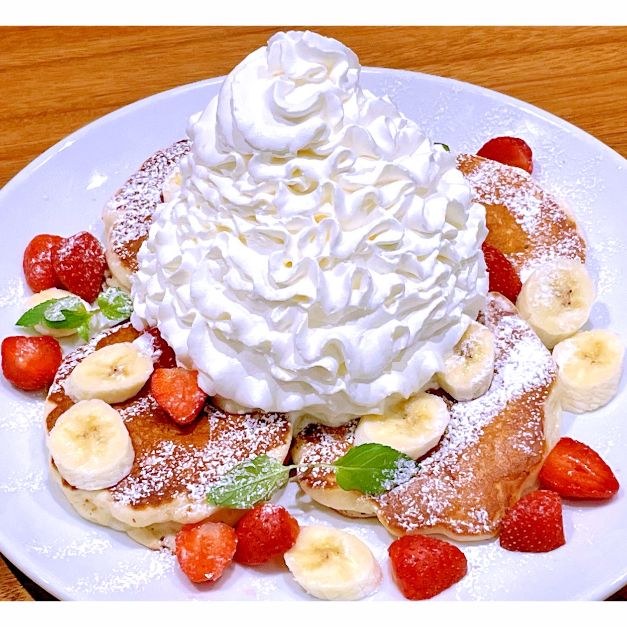 ハワイアンカフェのチェーン店、Kona's Coffee(コナズ珈琲)のストロベリー&バナナホイップパンケーキ。パンケーキ4枚の上に、甘酸っぱい苺、バナナ、シュガーパウダーにたっぷりのホイップを乗せた料理で、コナズのパンケーキの中では1番人気メニュー。前回、ガーリックシュリンププレートと本日の珈琲を頼んだ時、周りの人達がこれを頼んでいるのを見て気になった。量はエッグスンシングス並みにあるが、自分としてはコナズの方が美味かった。外側がカリッと内側がふんわりとした食感が堪らない。