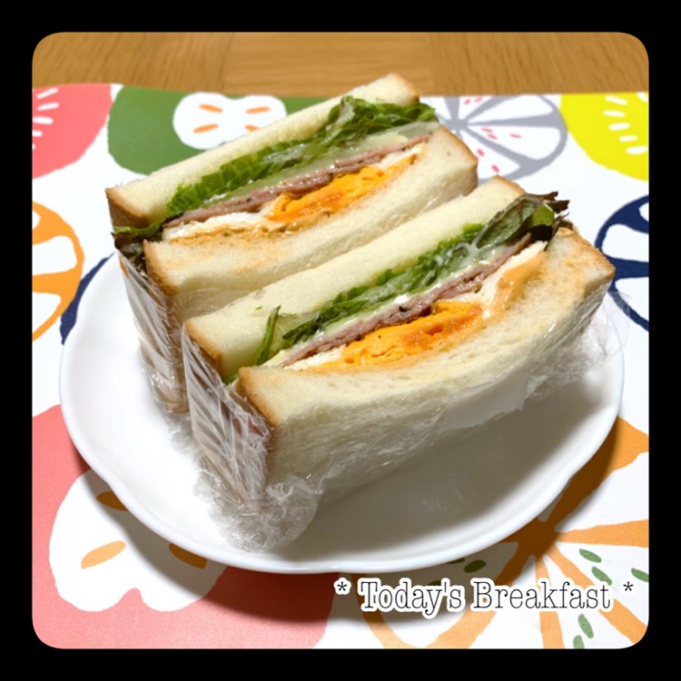 本日の朝ごパン、ベーコンエッグサンド◡̈♡

おはようございます◎
連休1日目、のんびりモーニングです☔️

今日の朝ごパンはサニーレタス、スライスチーズ、ベーコン🥓、目玉焼き🍳をサンドしました\(๑ ́ω`๑)/

朝ごパンマンネリ化。
毎回似たようなのばかりです😓
すみません...

でもちょっと最近お気に入りの美味しいトマトソース？をかけたので、いつもとは少し違った...と、信じたいです。笑

雨降り土曜日☔️
今日もヨガなので行く前には止んでくれないかな。

しかしとても眠い😪