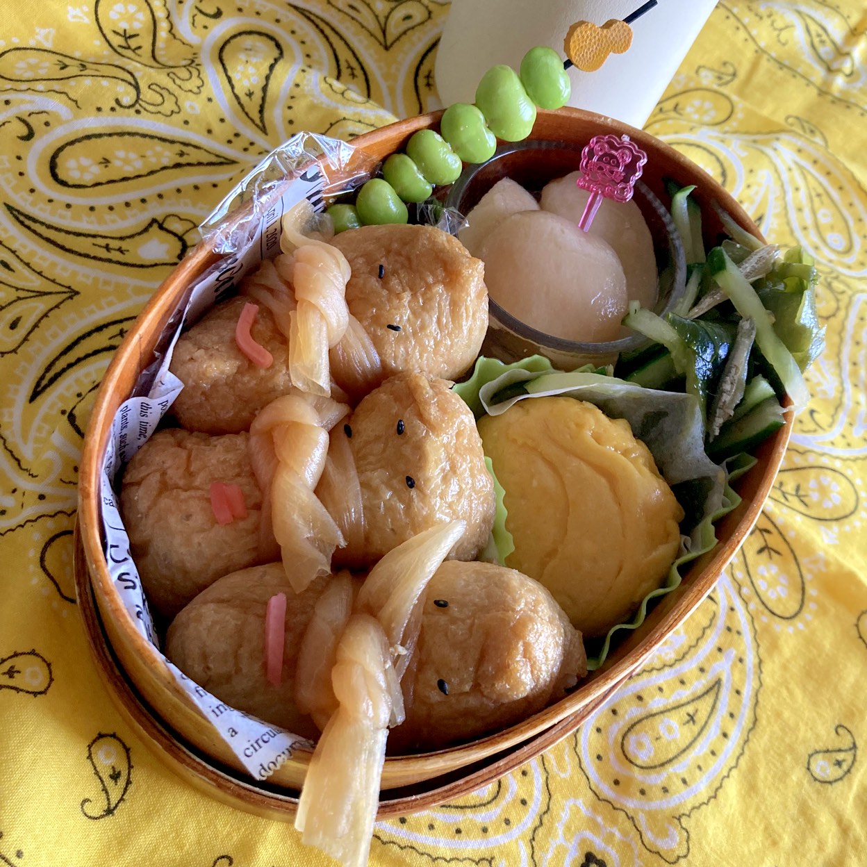 皆さま
おはようございます😊

あら〜今朝ベランダに出たら
ふぅ〜っと風が気持ちいいू(°͈𐃬°͈ ू✧.｡.:*

では【本日の輪箱飯】
◇ お稲荷さん🦊
　(油揚げと干瓢は日曜日に煮付た物)
◇手作り自家製常備菜から
・桃のシナモンとクローブの
　白ワインコンポート
・若布と小魚ときゅうりのナムル🪄
◇オレ達のえだ豆
◇ しじみ顆粒出汁の巻かない玉子焼き
◇煮出し麦茶🧊

赤がないから
🦊の中にも入れた紅しょうがを
ちょちょっと置いてみた
どーだー

今日も笑顔でハッピーに〜😙