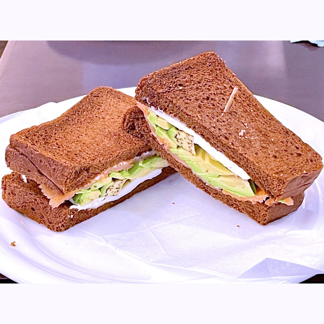 東京都新宿区 西新宿駅の付近に有る喫茶店、coffee&tea BBBのスモークサーモン&アボカド&クリームチーズ。名物の黒パンを使用し、スモークサーモン、アボカドとクリームチーズを挟んだサンドイッチ。黒パンのふんわり感にサーモン、アボカド、クリームチーズの味がしっかりと有って美味かった。特にアボカドはぎっしりと入っていた。選べるサンドイッチと600円以内の選べるドリンクがセットになったサンドイッチセットにて注文した。