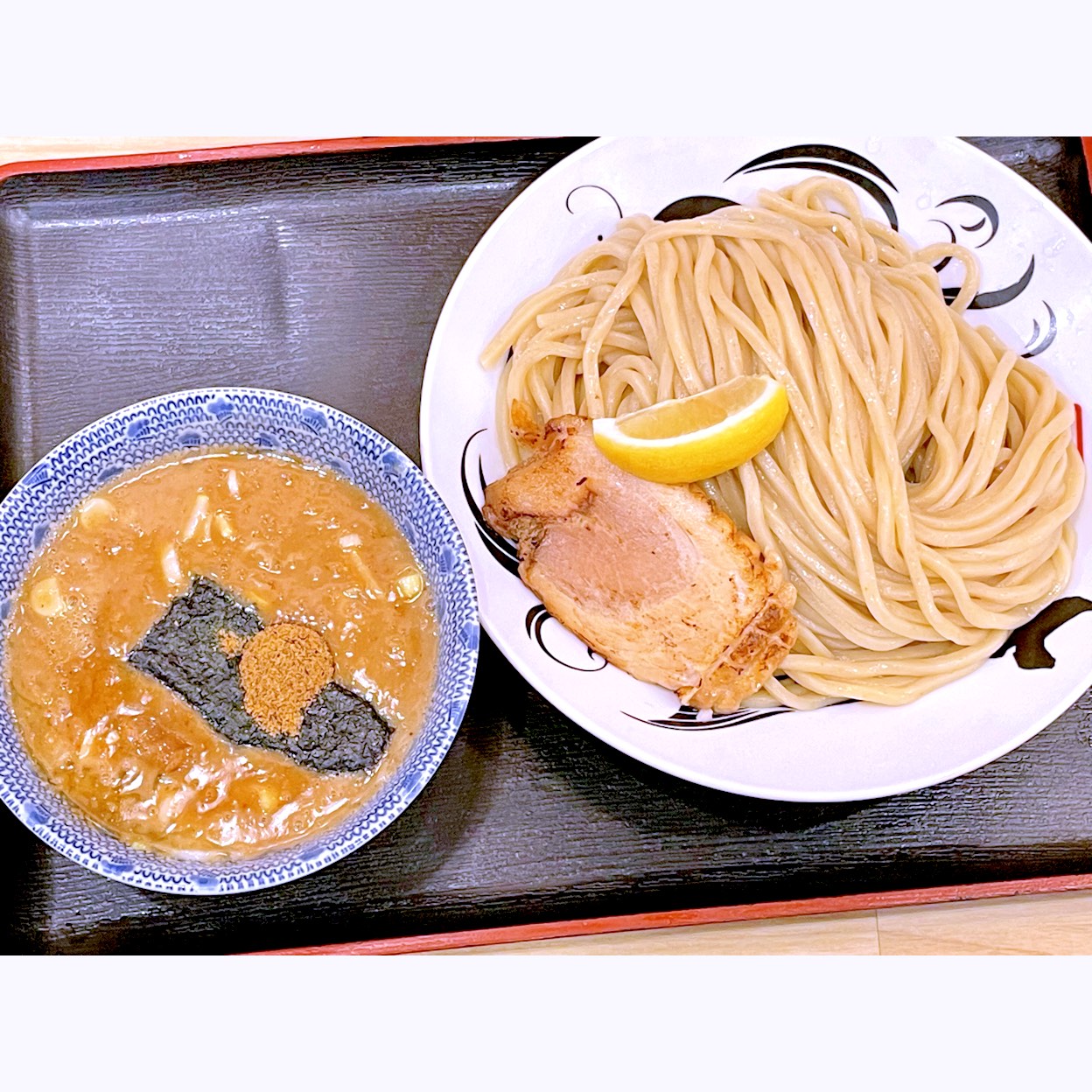 東京都大田区 糀谷駅の付近に有るつけ麺とラーメンの店、自家製麺 大輝のつけ麺。北海道産の超強力小麦であるゆめちからに、中力粉、全粒粉を独自配合したブレンド麺の加水率を限界一迄高めた超多加水麺にチャーシューとレモンを添え、厳選食材、豚骨、鶏ガラ、魚介其々の持つ素材の良さを活かしつつ旨味をじっくりと抽出した完全無化調スープがセットになったつけ麺で、この店の看板メニュー及び1番人気メニュー。麺は手揉み麺か極太麺が選べるが、極太麺に。麺自体はモチモチ感があって美味かったが、スープが薄く感じた。