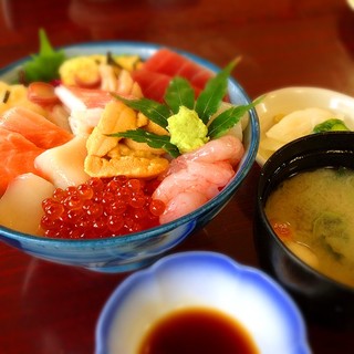 あなたの胃袋に訴えかける！絶対食べたくなる海鮮丼まとめ